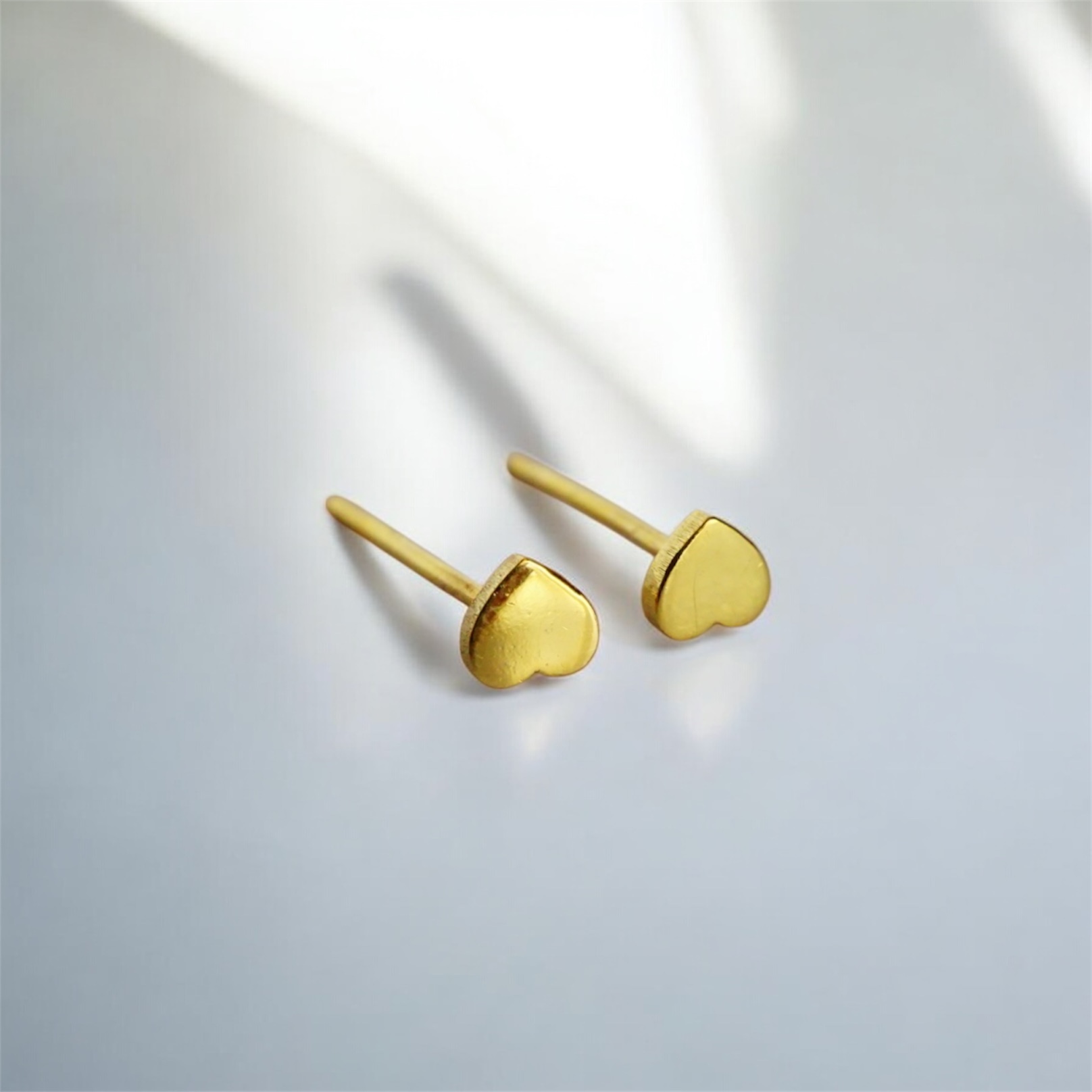 20k solid gold heart stud earrings: minimalist style