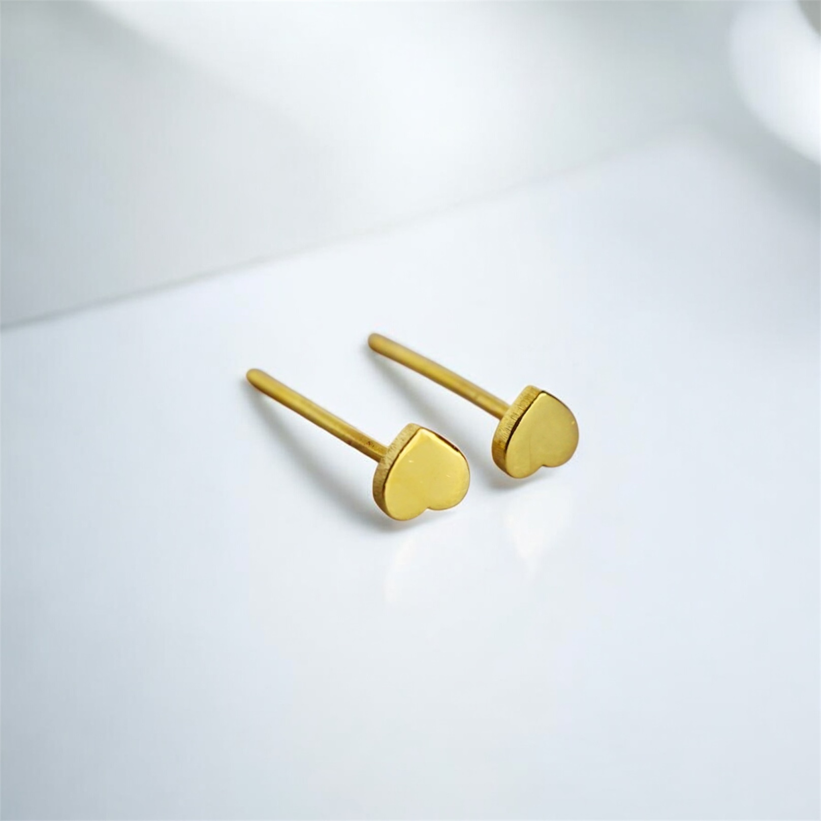 20k solid gold heart stud earrings: minimalist style